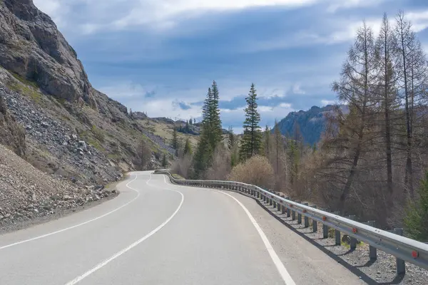 Rusya 'nın Kurai steppe vadisi Altai' de karla kaplı Akturu tepesine çıkan asfalt yol. Yüksek kalite fotoğraf