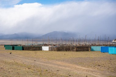 Kosh-Agach, Rusya - 8 Mayıs 2025: Kosh-Agach Altai Rusya 'daki Moğol mezarlığı. Yerel kültür mirası ve tarihi yansıtan geleneksel defin alanı. 