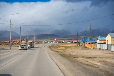 Kosh-Agach, Rusya - 8 Mayıs 2025: Kosh-Agach Altai Rusya 'da sokaklar, evler ve karayolu. Sibirya 'nın uzak bir dağ kasabasının kentsel manzarası