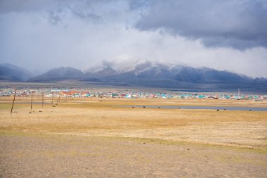 Kosh-Agach, Rusya - 8 Mayıs 2025: Kosh-Agach Altai Rusya 'da sokaklar, evler. Sibirya 'nın uzak bir dağ kasabasının kentsel manzarası