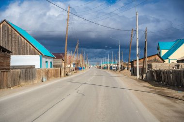 Kosh-Agach, Rusya - 8 Mayıs 2025: Kosh-Agach Altai Rusya 'da sokaklar, evler ve karayolu. Sibirya 'nın uzak bir dağ kasabasının kentsel manzarası
