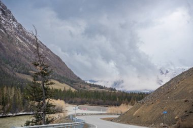 Chuysky Trakt Altai Rusya 'nın dağ yolu ve vadisi. Engebeli arazide ve geniş doğal ortamda manzaralı bir yol. Yüksek kalite fotoğraf