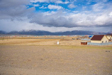 Kosh-Agach, Rusya - 8 Mayıs 2025: Kosh-Agach Altai Rusya 'da sokaklar, evler. Sibirya 'nın uzak bir dağ kasabasının kentsel manzarası