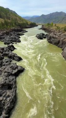 Katun Nehri 'nin Altai Rusya' daki en dar ve en derin kesimi. Oroktoy Köprüsü 'nden bakıldığında kayalık geçitten geçen güçlü bir dağ akıntısı görülüyor. Yüksek kalite 4k görüntü