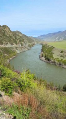 Katun Nehri, Chuysky Trakt Altai Rusya 'da dağlarla çevrilidir. Sibirya nehri engebeli dağ manzarasından akıyor. Yüksek kalite 4k görüntü