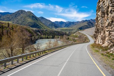 Chuya Nehri boyunca uzanan yol Altai Rusya 'daki Chuysky Trakt' a uzanıyor. Vahşi Sibirya manzarası boyunca manzaralı dağ rotası. Yüksek kalite fotoğraf