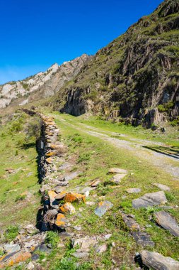 Chuysky Trakt Altai Rusya yakınlarındaki antik yol İpek Yolu 'nun bir parçası. Sibirya 'nın dağlık arazisinden geçen tarihi ticaret yolu. Yüksek kalite fotoğraf