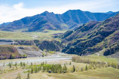 Katun ve Chuya nehirlerinin birleşimi Chuysky Trakt Altai Rusya yakınlarında. İki Sibirya dağ nehrinin görkemli buluşma noktası. Yüksek kalite fotoğraf