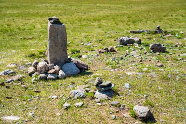 Chuysky Trakt Altai Rusya yakınlarında kutsal bir alan oluşturan Inin taşları olarak bilinen dikey levhalar. Altai halkı tarafından dua ve ibadet için kullanılan ruhani bir anıt. Yüksek kalite fotoğraf