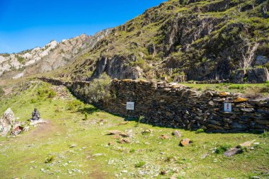 Altai, Rusya - 9 Mayıs 2025: İpek Yolu 'nun bir parçası olan Chuysky Trakt Altai Rusya yakınlarındaki Antik yol. Sibirya 'nın dağlık arazisinden geçen tarihi ticaret rotası. 