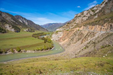 Chuya Nehri 'nin Chuysky Trakt bölgesi Altai Rusya' daki dağların arasından akan havadan görüntüsü. Etrafı engebeli arazilerle çevrili Sibirya nehir vadisi. Yüksek kalite fotoğraf
