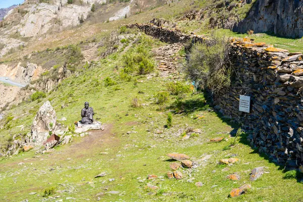 Altai, Rusya - 9 Mayıs 2025: İpek Yolu 'nun bir parçası olan Chuysky Trakt Altai Rusya yakınlarındaki Antik yol. Sibirya 'nın dağlık arazisinden geçen tarihi ticaret rotası. 