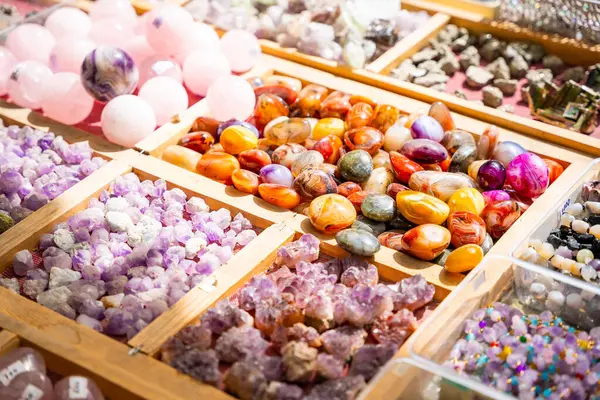 Altai Rusya 'nın çeşitli değerli ve yarı değerli taş ve kristalleriyle dolu bir oyalama. Satılık ve sergilenecek renkli doğal mineraller koleksiyonu. Yüksek kalite fotoğraf