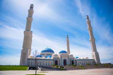 Astana, Kazakistan - 21 Mayıs 2025: Astana Kazakistan 'daki merkez camiinin ana yoldan tam manzarası. Büyük İslami mimari, şehrin kültürel ve ruhsal simgesidir..