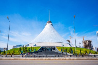 Astana, Kazakistan - 21 Mayıs 2025: Astana Kazakistan 'daki Khan Shatyr eğlence merkezi. İkonik çadır şekilli mimari simgeler alışveriş, eğlence ve geleceksel tasarımı birleştirir..