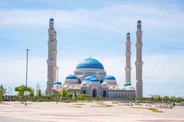 Astana, Kazakistan - 21 Mayıs 2025: Astana Kazakistan 'daki merkez camiinin ana yoldan tam manzarası. Büyük İslami mimari, şehrin kültürel ve ruhsal simgesidir..