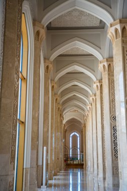 Astana, Kazakistan - 21 Mayıs 2025: Astana 'daki merkez cami koridorları yüksek kolonlara, kemerlere ve pencerelere sahip. Zarif İslami mimari ışık, uzay ve yapısal uyumu sergiliyor.