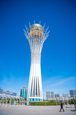 Astana, Kazakistan - 21 Mayıs 2025: Astana Kazakistan 'da şehir siluetine karşı Bayterek anıtı. Ulusal sembol modern Kazakistan 'ın kültürel kimliğini ve özlemlerini temsil ediyor.. 