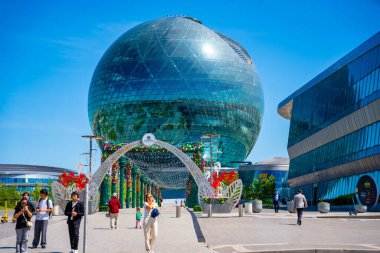 Astana, Kazakistan - 21 Mayıs 2025: Astana Kazakistan 'daki Nur Alem müzesi ve ikonik küresel mimarisi. Başkentin kalbindeki yenilik ve gelecek tasarımı sembolü.. 