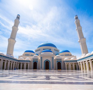 Astana, Kazakistan - 21 Mayıs 2025: Astana 'nın merkez camisinin iç avludan ele geçirilen panorama manzarası. Mimari uyum ve Kazakistan başkentinin göbeğinde ruhani atmosfer. 