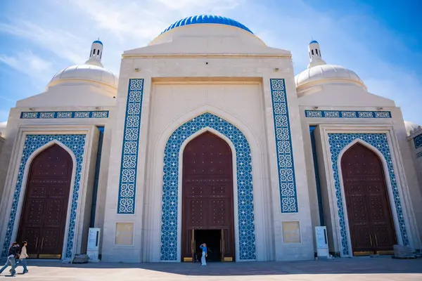 Astana, Kazakistan - 21 Mayıs 2025: Astana Kazakistan 'daki merkez caminin ana girişi sokaktan görüldü. Görkemli İslami mimari kültürel ve manevi öneme sahip ibadet edenleri karşılıyor.