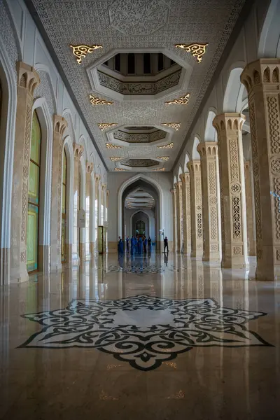Astana, Kazakistan - 21 Mayıs 2025: Astana 'daki merkez cami koridorları yüksek kolonlara, kemerlere ve pencerelere sahip. Zarif İslami mimari ışık, uzay ve yapısal uyumu sergiliyor.