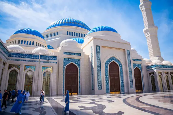 Astana, Kazakistan - 21 Mayıs 2025: Astana 'nın merkez camisinin iç avludan ele geçirilen panorama manzarası. Mimari uyum ve Kazakistan başkentinin göbeğinde ruhani atmosfer. 