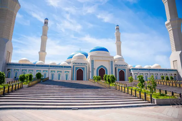 Astana, Kazakistan - 21 Mayıs 2025: Astana Kazakistan 'daki merkez caminin ana girişi sokaktan görüldü. Görkemli İslami mimari kültürel ve manevi öneme sahip ibadet edenleri karşılıyor.