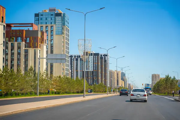 Astana, Kazakistan - 21 Mayıs 2025: Astana Kazakistan 'ın çağdaş binaları ve kentsel altyapısına sahip modern sokakları. Dinamik şehir ortamı mimari ilerlemeyi ve yaşam tarzını yansıtıyor. 
