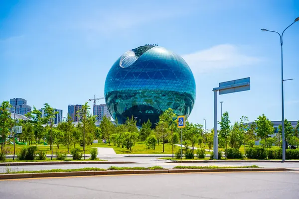 Astana, Kazakistan - 21 Mayıs 2025: Astana Kazakistan 'daki Nur Alem müzesi ve ikonik küresel mimarisi. Başkentin kalbindeki yenilik ve gelecek tasarımı sembolü.. 