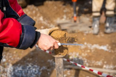 Laboratuvar analizi için toprak kesme ve temizleme örneği. Temel materyallerin jeoteknik testler ve bilimsel değerlendirmeler için hazırlanması. Yüksek kalite fotoğraf