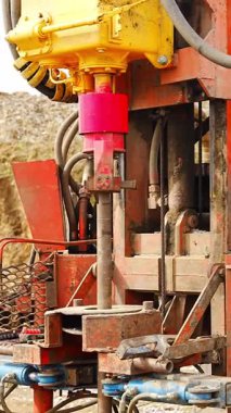 Yığın yerleştirme ve toprak örnekleme için sondaj kulesi. Yüzey altı araştırma ve temel çalışmalarında kullanılan ağır jeoteknik ekipmanlar. Yüksek kalite 4k görüntü