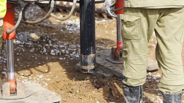 Yığın delme işlemi sırasında toprak örneklerini yakından incele. Jeoteknik analiz ve temel değerlendirmesi için yeraltı materyallerinin çıkarılması. Yüksek kalite 4k görüntü