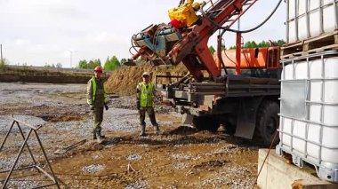 Belovo, Rusya - 18 Mayıs 2025: Yığın sondaj işlemi sırasında toprak örneklerinin yakın çekimi. Jeoteknik analiz ve temel değerlendirmesi için yeraltı materyallerinin çıkarılması. 