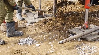 Yığın delme işlemi sırasında toprak örneklerini yakından incele. Jeoteknik analiz ve temel değerlendirmesi için yeraltı materyallerinin çıkarılması. Yüksek kalite 4k görüntü
