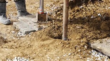 Yığın delme işlemi sırasında toprak örneklerini yakından incele. Jeoteknik analiz ve temel değerlendirmesi için yeraltı materyallerinin çıkarılması. Yüksek kalite 4k görüntü