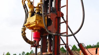 Yığın yerleştirme ve toprak örnekleme için sondaj kulesi. Yüzey altı araştırma ve temel çalışmalarında kullanılan ağır jeoteknik ekipmanlar. Yüksek kalite 4k görüntü