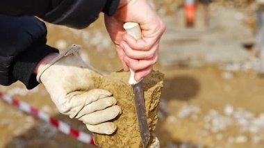Laboratuvar analizi için toprak kesme ve temizleme örneği. Temel materyallerin jeoteknik testler ve bilimsel değerlendirmeler için hazırlanması. Yüksek kalite 4k görüntü