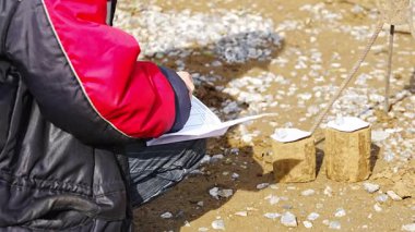İnşaat alanındaki toprak örneklerinden alınan verileri kaydeden mühendis. Analiz ve temel planlama için jeoteknik gözlemlerin belgelenmesi. Yüksek kalite 4k görüntü