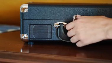 Kadın el açıcı klasik bavul tarzı kayıt çalar. Beklenti anı ve geçmişe dönük müzik deneyimi. Yüksek kalite 4k görüntü