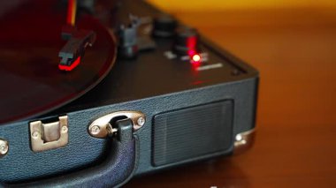 Plakçalar iğnesinin yakın plan görüntüsü, kayıt sırasında vinil kanalları takip ediyor. Analog ses detayı retro müzik atmosferini yakalıyor. Yüksek kalite 4k görüntü