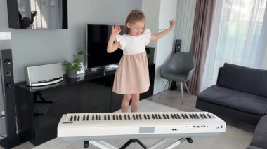 Evde müzik dersi sırasında piyano çalmayı reddeden küçük bir kız. Erken çocukluk öğrenme sürecinde oyuncu direniş ve duygusal ifade. Yüksek kalite 4k görüntü