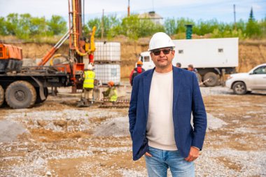 İnşaat alanında toprak örnekleme ve sondaj işlemi denetleyicisi. Jeoteknik operasyonlar sırasında kalite kontrolü ve uyumu sağlayan sorumlu bir uzman. Yüksek kalite fotoğraf