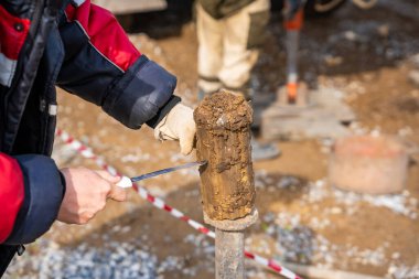 Laboratuvar analizi için toprak kesme ve temizleme örneği. Temel materyallerin jeoteknik testler ve bilimsel değerlendirmeler için hazırlanması. Yüksek kalite fotoğraf