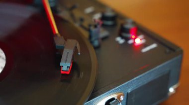 Plakçalar iğnesinin yakın plan görüntüsü, kayıt sırasında vinil kanalları takip ediyor. Analog ses detayı retro müzik atmosferini yakalıyor. Yüksek kalite 4k görüntü