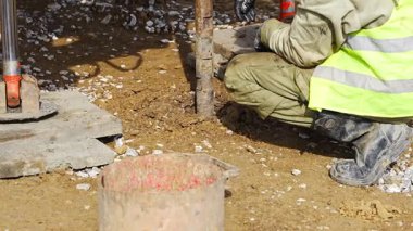 Yığın delme işlemi sırasında toprak örneklerini yakından incele. Jeoteknik analiz ve temel değerlendirmesi için yeraltı materyallerinin çıkarılması. Yüksek kalite 4k görüntü