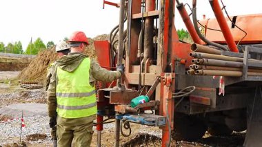 Belovo, Rusya - 18 Mayıs 2025: Yığın sondaj işlemi sırasında toprak örneklerinin yakın çekimi. Jeoteknik analiz ve temel değerlendirmesi için yeraltı materyallerinin çıkarılması. 