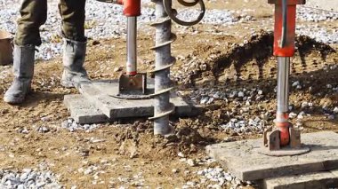 Yığın delme işlemi sırasında toprak örneklerini yakından incele. Jeoteknik analiz ve temel değerlendirmesi için yeraltı materyallerinin çıkarılması. Yüksek kalite 4k görüntü