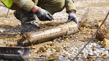 Laboratuvar analizi için toprak kesme ve temizleme örneği. Temel materyallerin jeoteknik testler ve bilimsel değerlendirmeler için hazırlanması. Yüksek kalite 4k görüntü