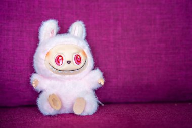 Budva, Karadağ - 12 Haziran 2025: Pop Mart 'tan yumuşak pembe kumaş zeminli LaBubu koleksiyonu. Popüler tasarımcı oyuncağını vurgulayan stüdyo tarzı bir çekim. Yüksek kalite fotoğraf